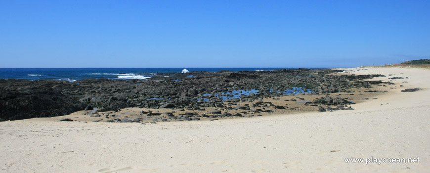 Rochas na Praia do Canto Marinho