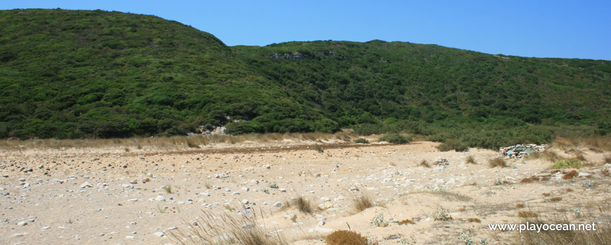 The dry Benaçoitão Stream