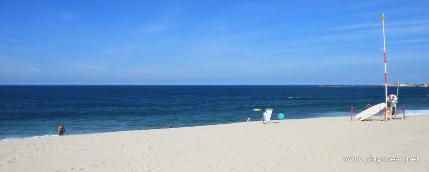 Lifeguard station at Praia de Árvore Beach