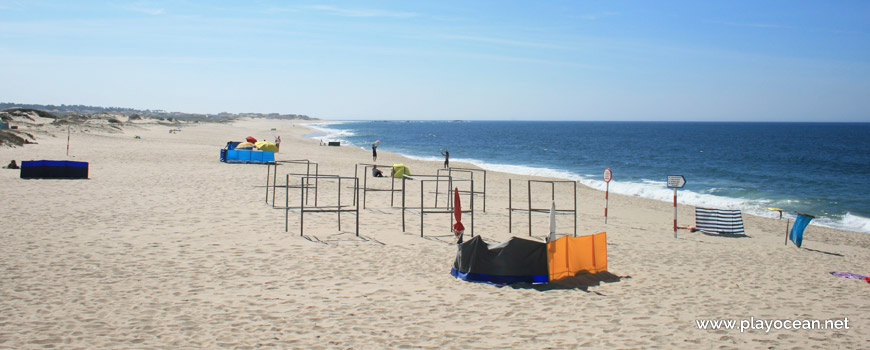 Barrack frames, Praia de Árvore Beach