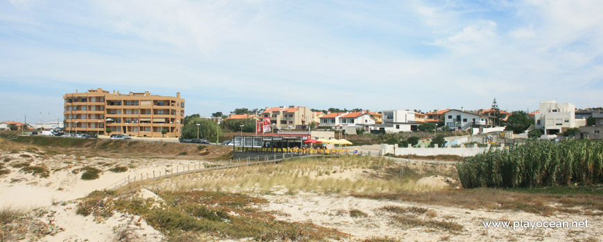 Casas junto à Praia da Laderça