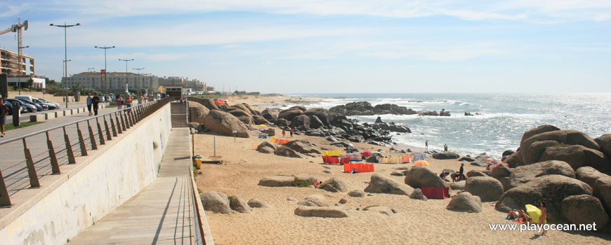 Access to Praia de Lavadores Beach