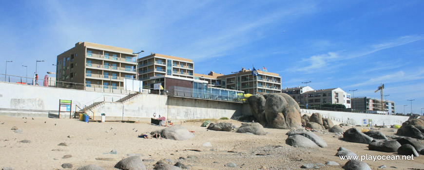 Casas junto à Praia de Lavadores