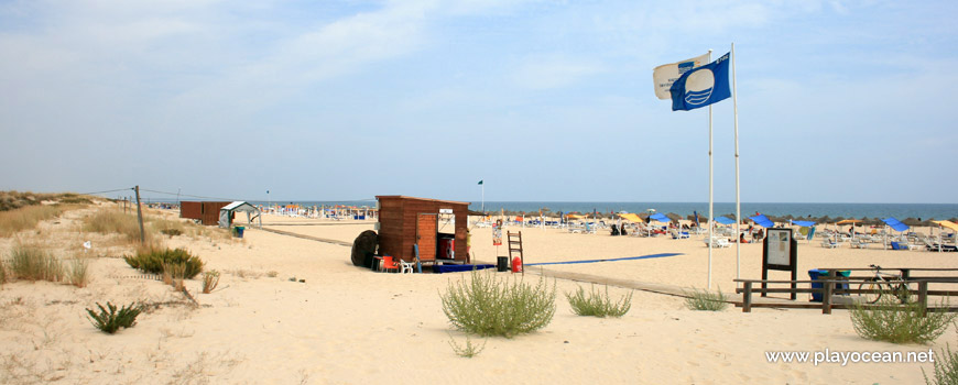 Estandartes na Praia da Manta Rota