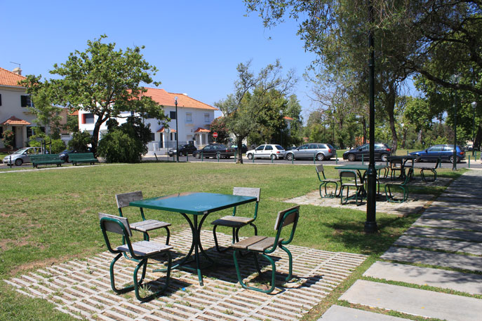 Mesas de convívio no Jardim da Alameda da Encarnação