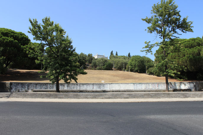 Escadaria de acesso ao Jardim Ducla Soares a partir da Avenida do Restelo.