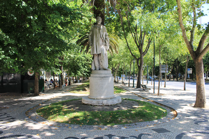 Resultado de imagem para fotos da avenida da liberdade em lisboa