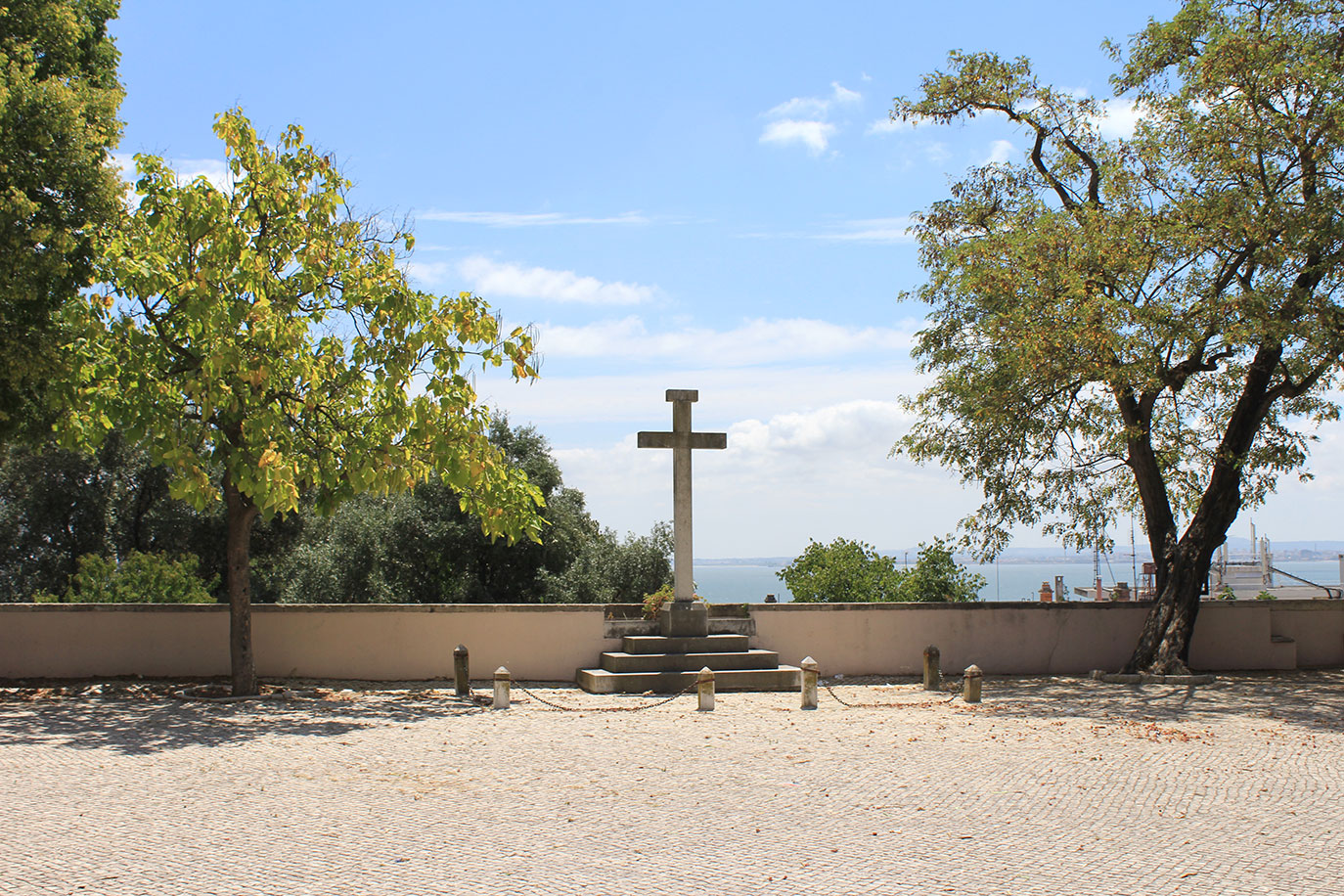 Miradouro da Nossa Senhora da Porciúncula em Lisboa • Portugal
