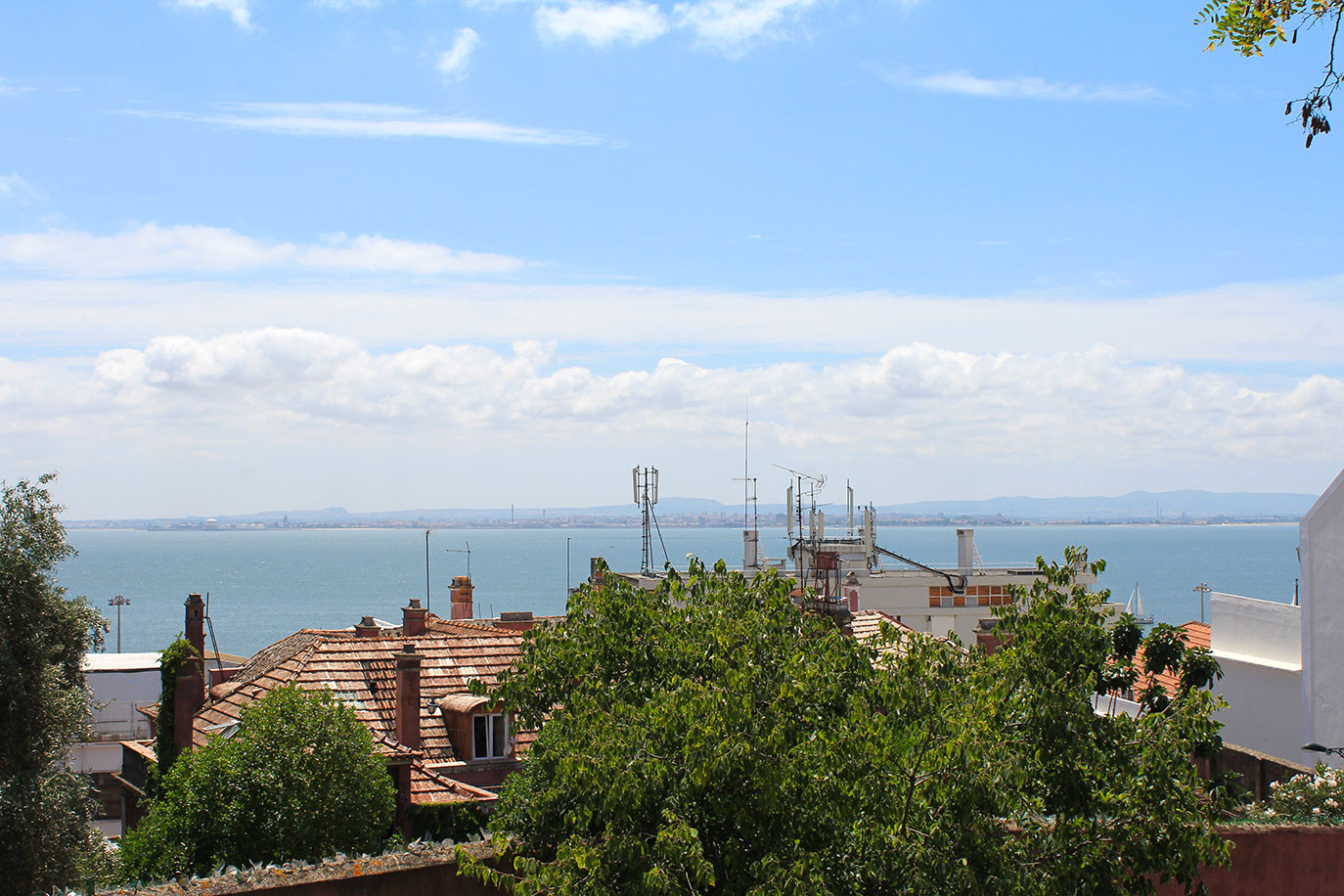 Miradouro da Nossa Senhora da Porciúncula em Lisboa • Portugal