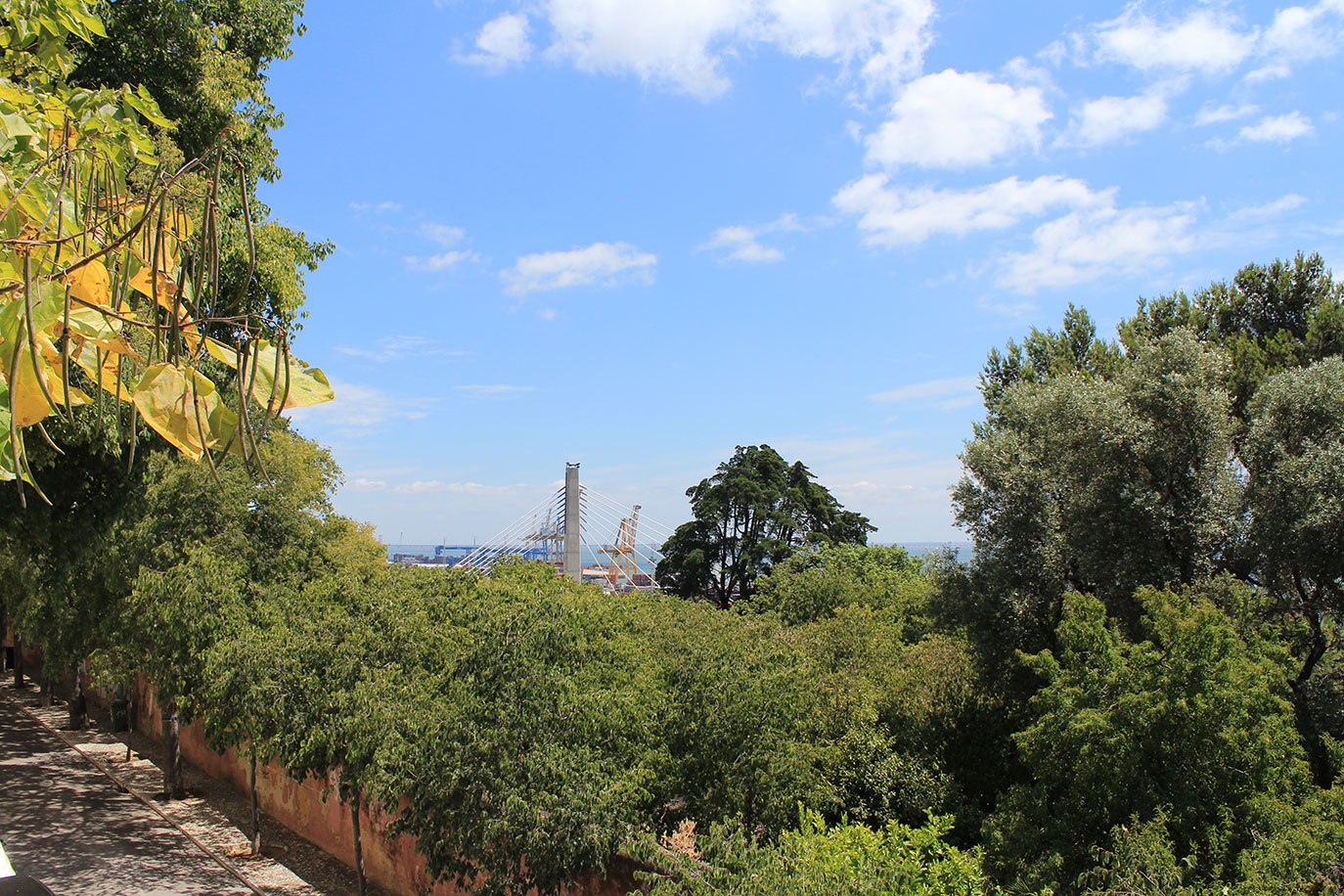 Miradouro da Nossa Senhora da Porciúncula em Lisboa • Portugal
