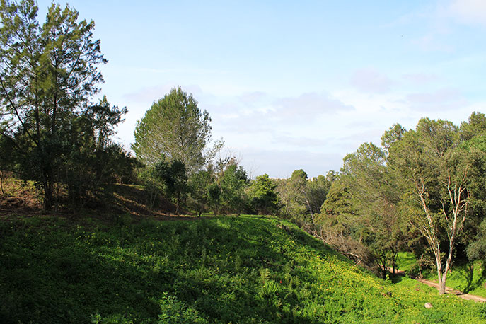 Perfil montanhoso do Miradouro das Seis Pedreiras
