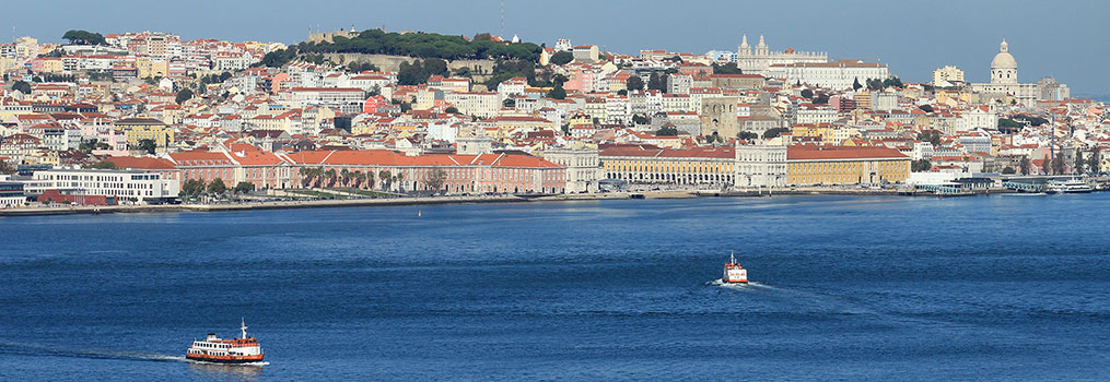 Cacilheiros no Tejo